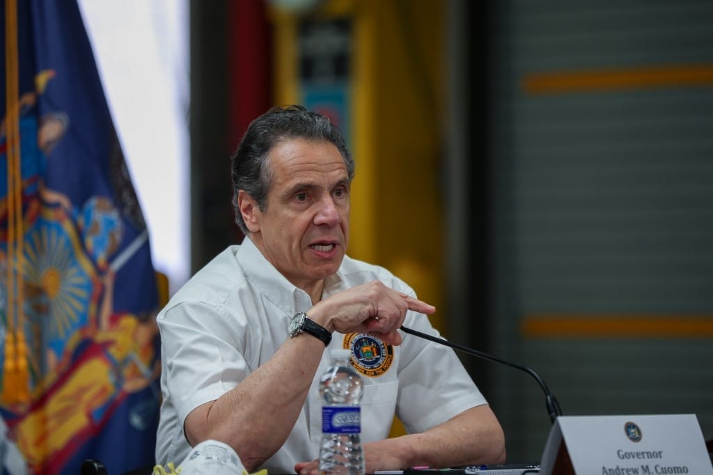 New York kormányzója élő adásban végeztette el magán a vírustesztet