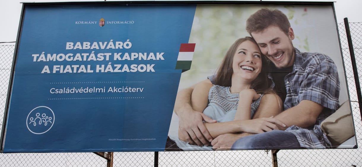 Zseniális húzás vagy iszonyú lebőgés a kormány legújabb plakátkampánya?