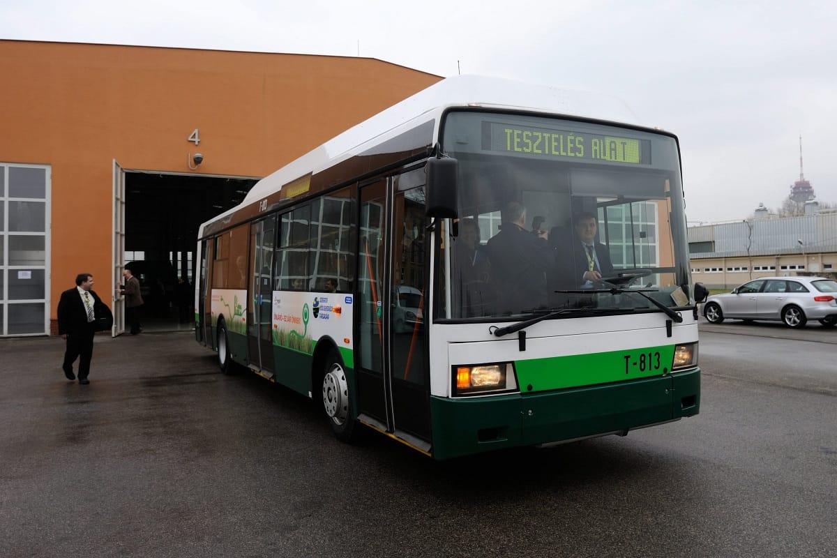 Fotó: kilométereket megy felsővezeték nélkül az új szegedi troli