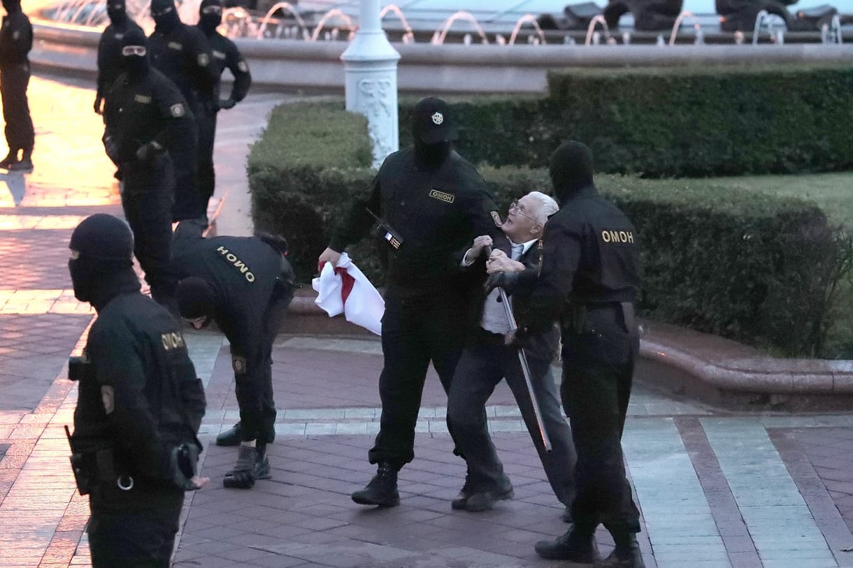 Megkezdték a rohamrendőrök a minszki tüntetők oszlatását