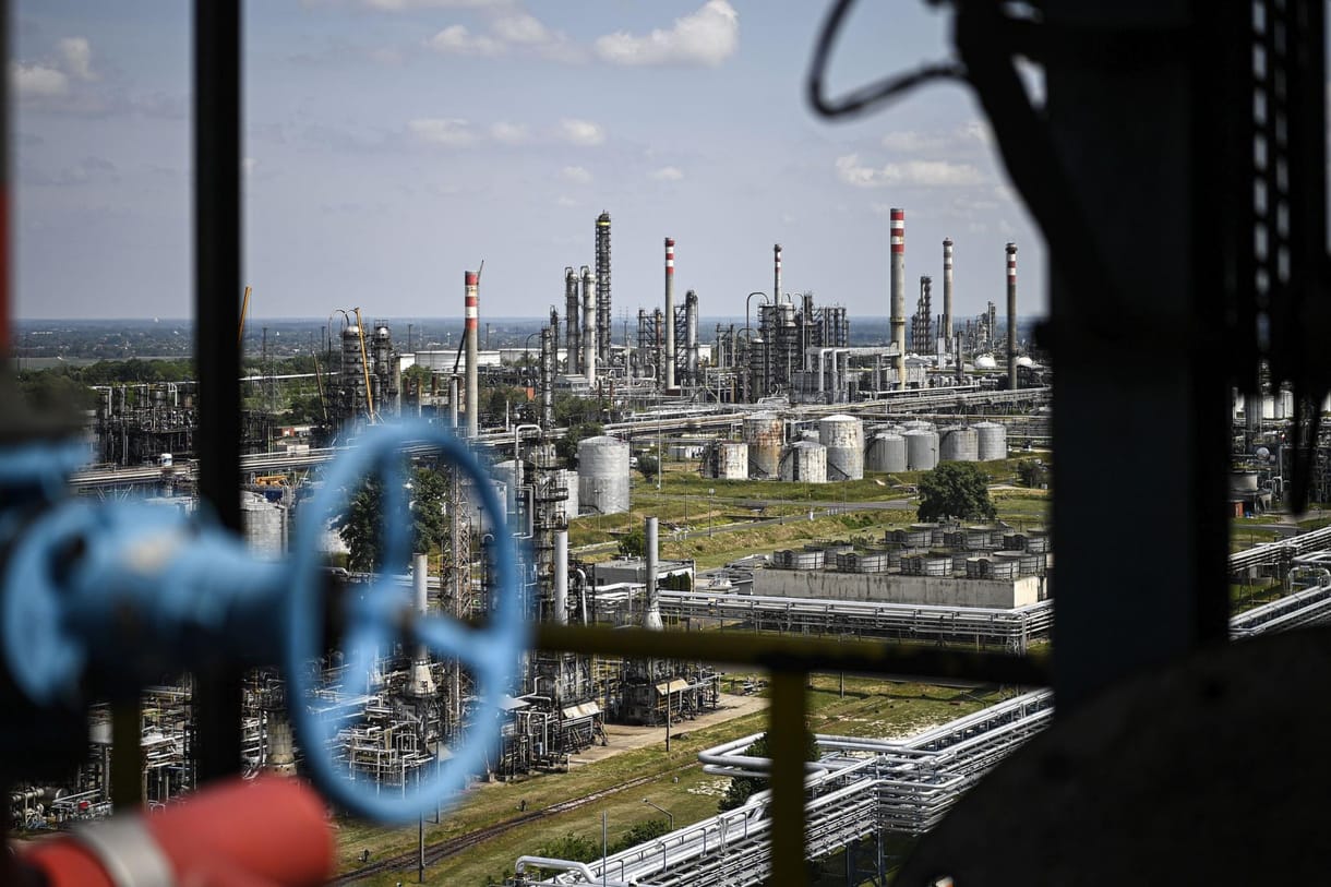 Az OPEC+ miniszterei napi 2 millió hordó termeléscsökkentésről egyeztetnek