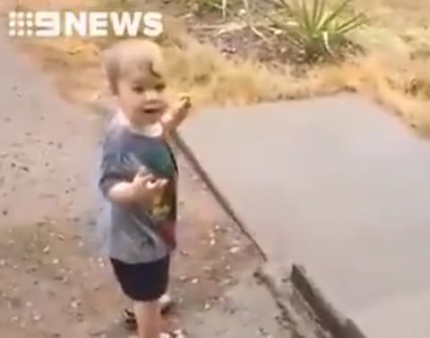 A pillanat, amikor egy ausztrál kisgyerek először lát esőt – videó