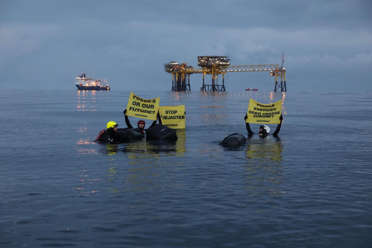 Olajfúrót foglaltak el a Greenpeace aktivistái