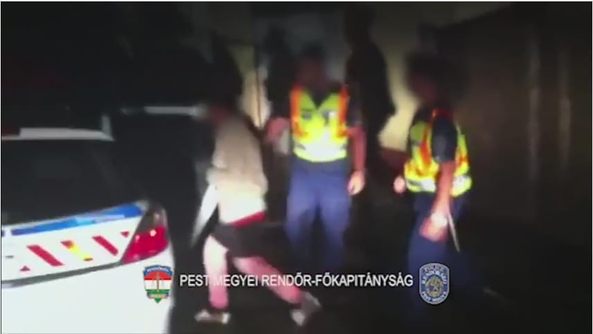 Két nő rabolt ki egy idős férfit Cegléden, a szomszéd segített elkapni őket – videó