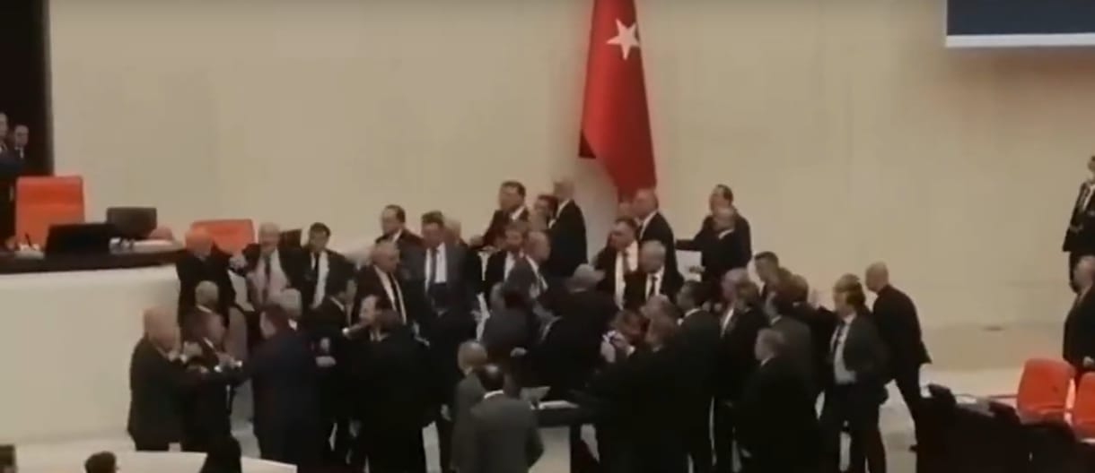 Parlamentből az intenzívre – hatalmas bunyó volt a török országgyűlésben – videó