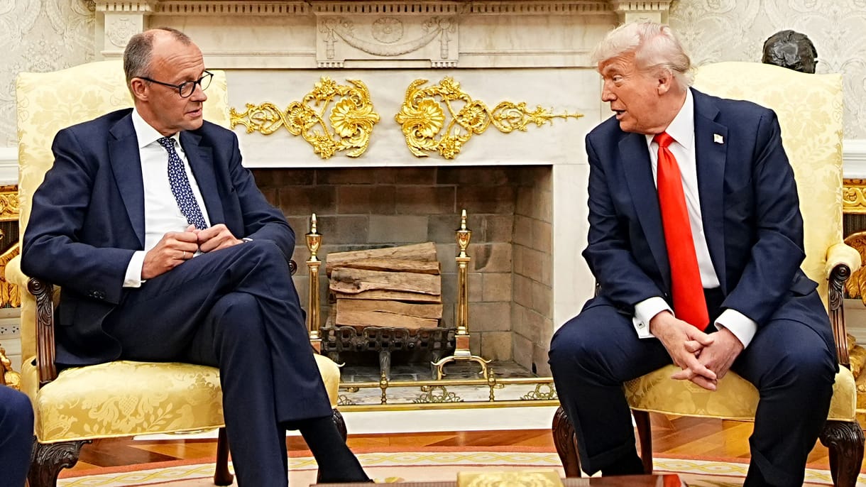 „Ez önöknek nem lehetett túl kellemes nap” – Donald Trump ismét magát hozta, amikor vendégül látta a német kancellárt a D-nap évfordulóján