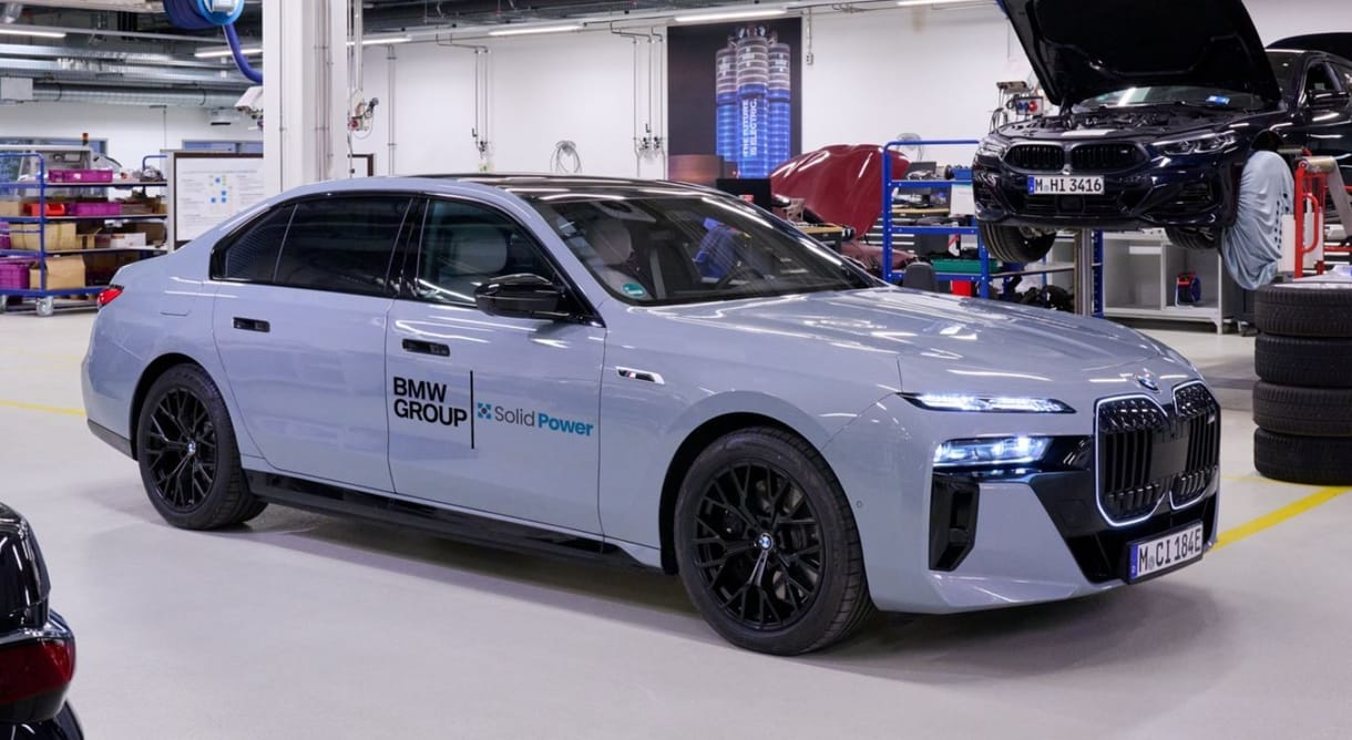 Nagyobb hatótáv és biztonság: szilárdtest akkus BMW i7 a láthatáron