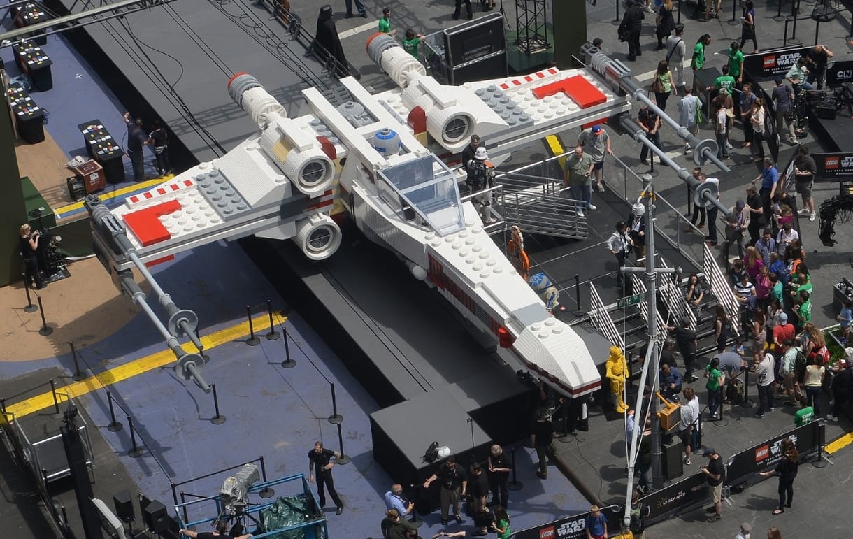 Így csap le a Lego Darth Vader a gyanútlan apukára - videó