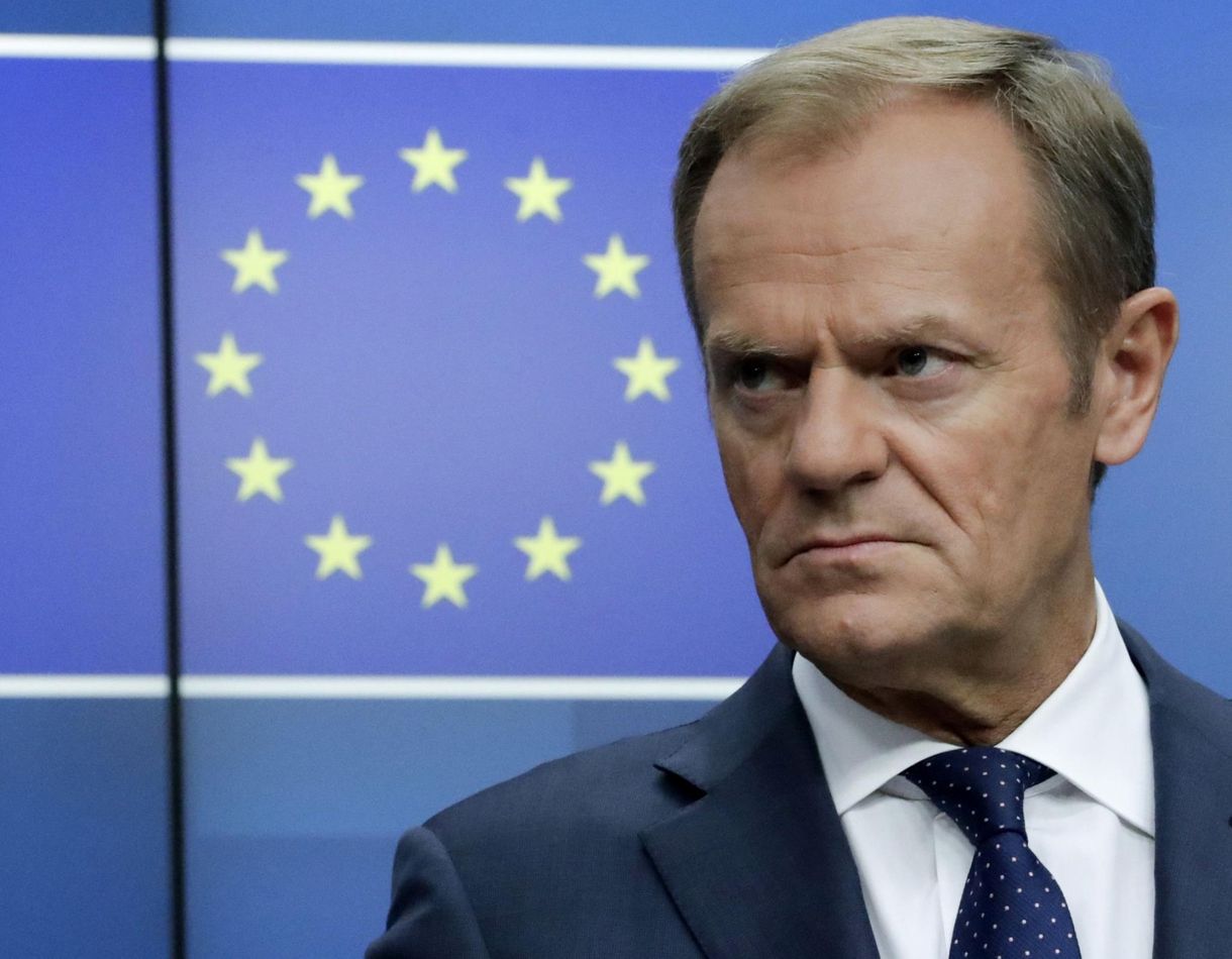Tusk: Orbán korcs demokráciát épít