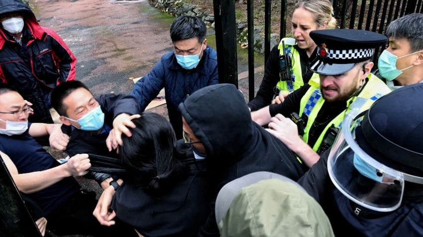 Kína hazarendelte a tüntetőket Manchesterben megverő diplomatáit