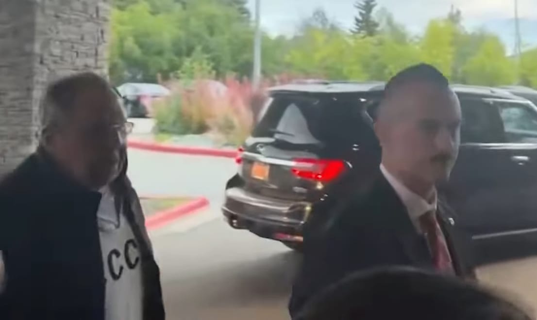 Úgy tűnik, szovjetuniós pulcsiban érkezett meg Szergej Lavrov Alaszkába