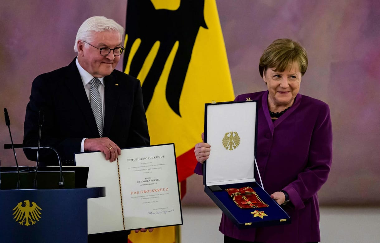 A kivételes kitüntetést kapott Angela Merkel hallgat a hibáiról