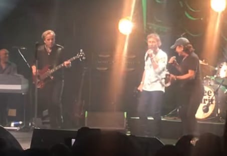 Újra színpadon az AC/DC egykori énekese, nem is akárkikkel