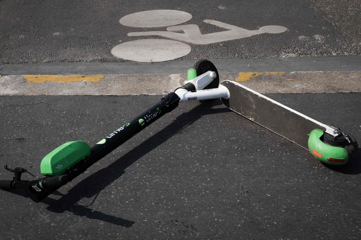 Erzsébetvárosban mostantól talált tárgyként kezelik a járdán hagyott elektromos rollereket
