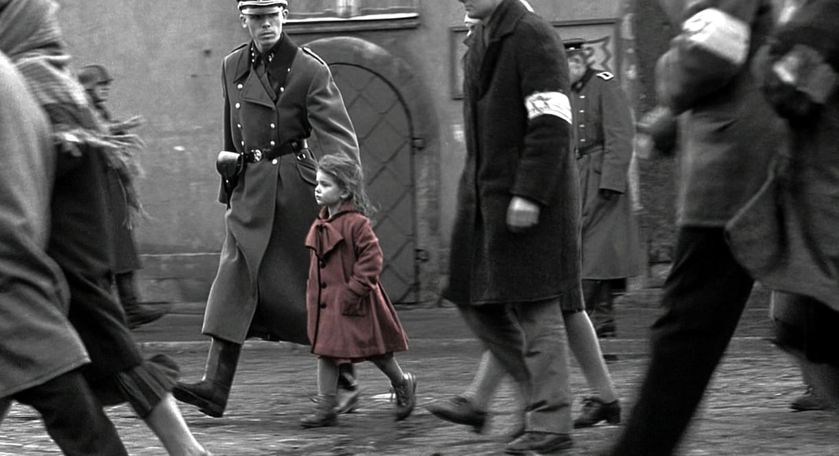 A Schindler listájának piros kabátos kislánya most ukrán menekülteknek segít