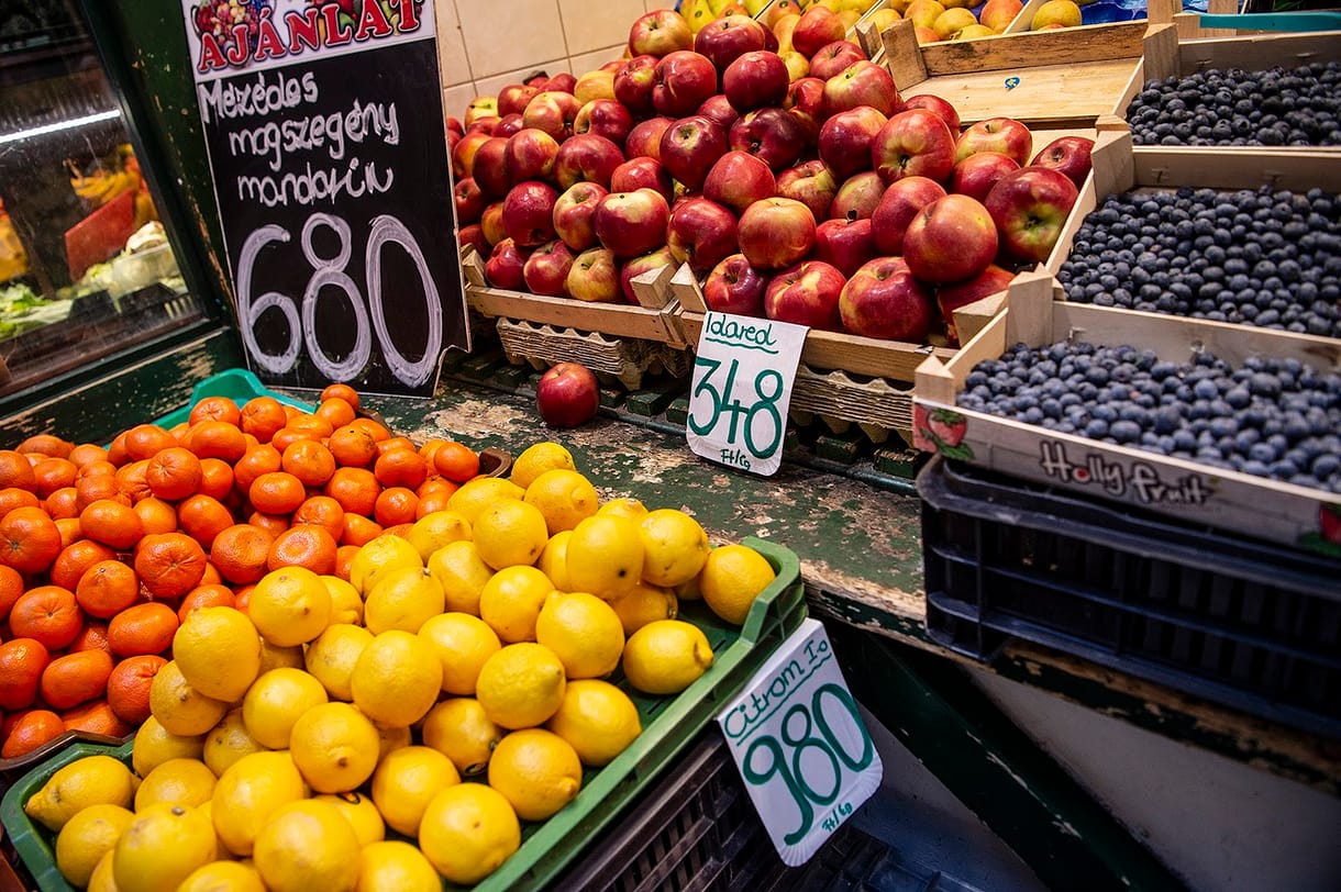 A kormány szerint a gyenge forint miatt is drága a gyümölcs