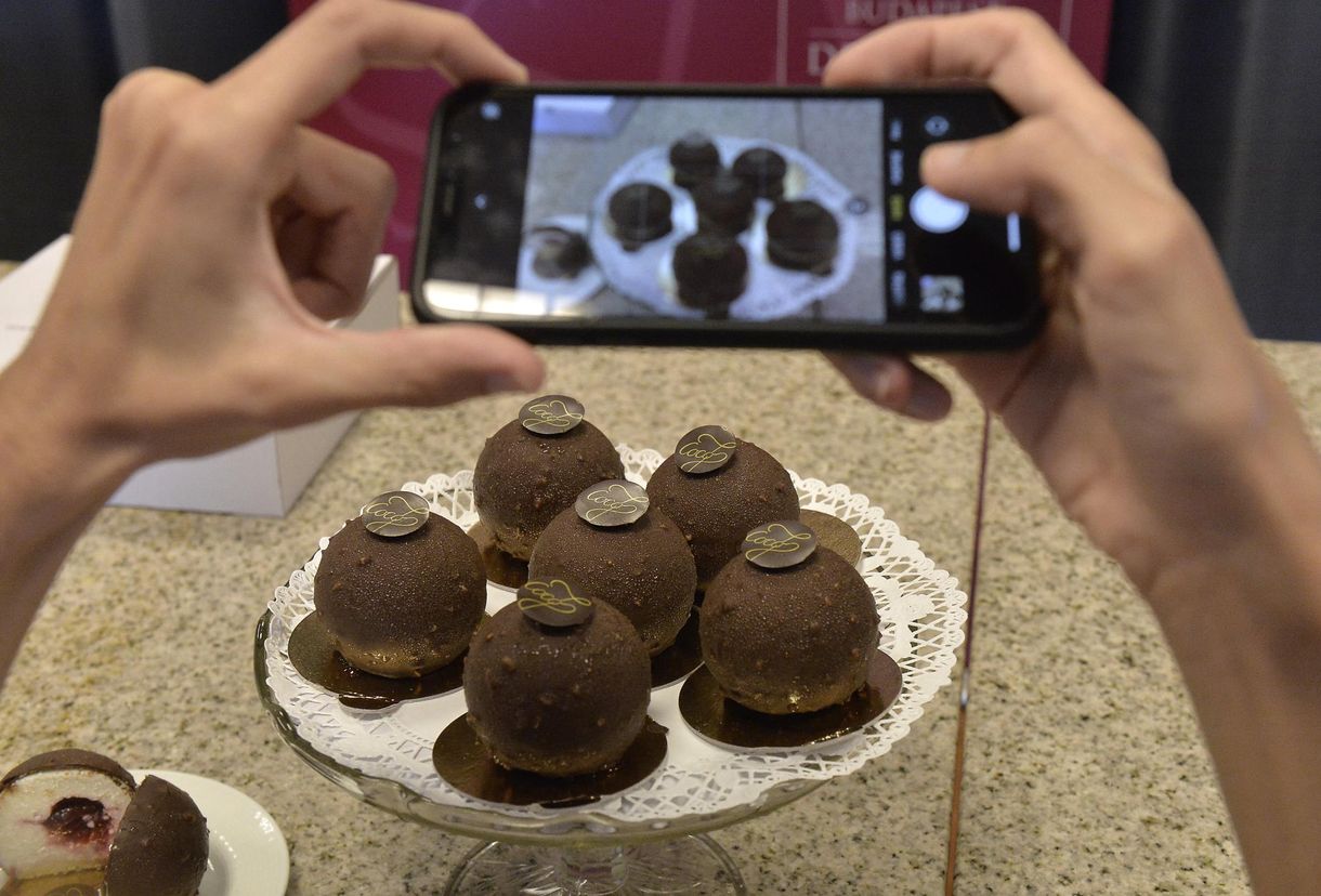 Meggyel és túró mousse-szal töltött sütemény lett Budapest desszertje
