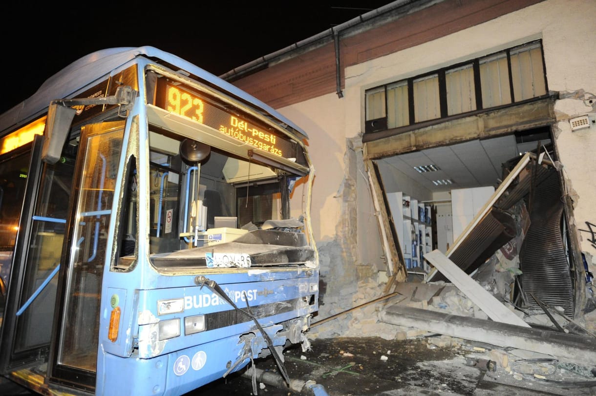 Patika falába csapódott egy busz Pesterzsébeten – fotókon a hajnali baleset