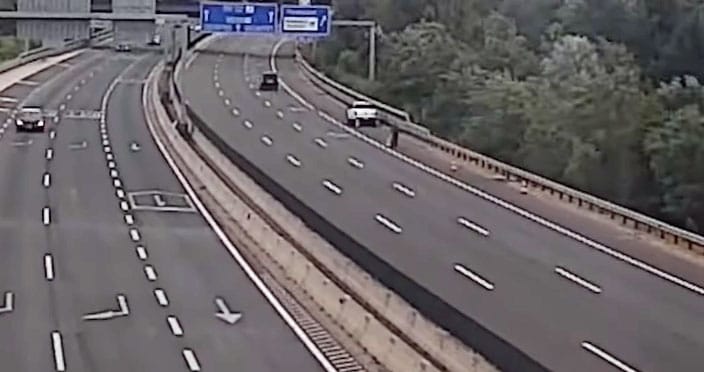 Összepakolta és elvitte a közútkezelő terelőbójáit egy autós  az M0-son – videó