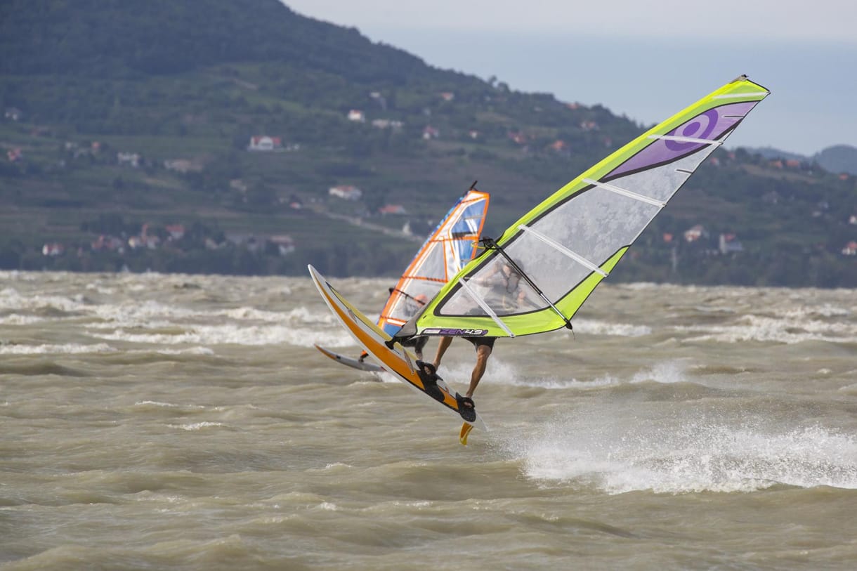 A szörfösöknek is komoly akadályokat hozott a vihar a Balatonon - fotók