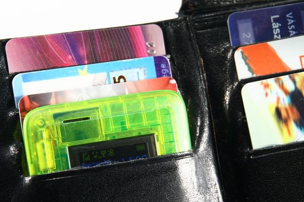 A bankkártya méretű telefon, ami még vízálló is