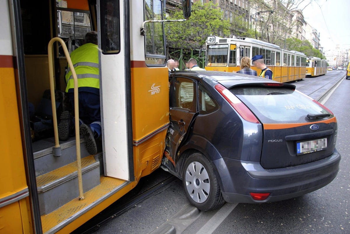 Fotó: Karambolozott a villamos a Múzeum körúton