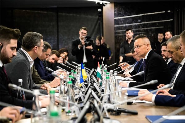 Szijjártó Péter Ungváron azt mondta, hogy nem kérünk sokat, egy 11 pontos listával jött