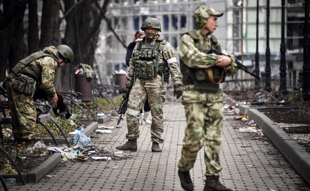 Tömegsírokat találtak Mariupol mellett, nagyon lassan halad a civilek evakuálása az ostromlott városból – percről percre a háborúról