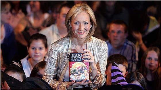 Brit sajtóbotrány: J.K. Rowling kislányát is zaklatták