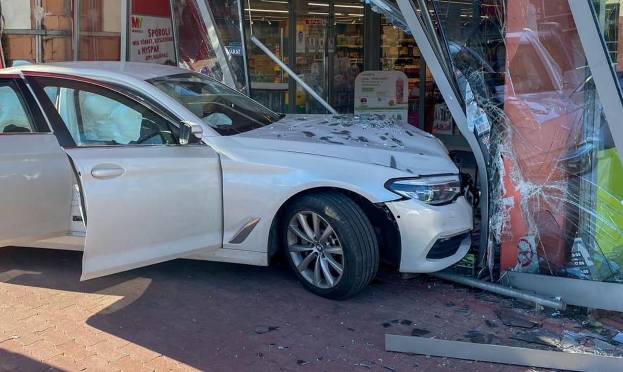A solymári Spar üvegajtajában kötött ki egy BMW