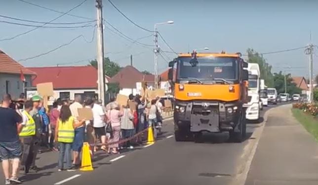 Videó: Elege lett a sok kamionból a sajószögedieknek, elállták a főút felét