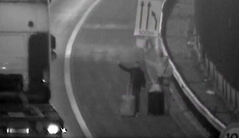 Bőrönddel a kézben stoppolt két férfi az M0-son