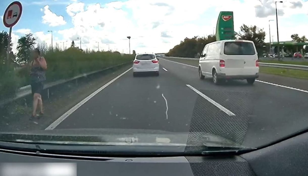 Az M3-as belső sávelválasztó sövényénél mobilozott egy nő – videó