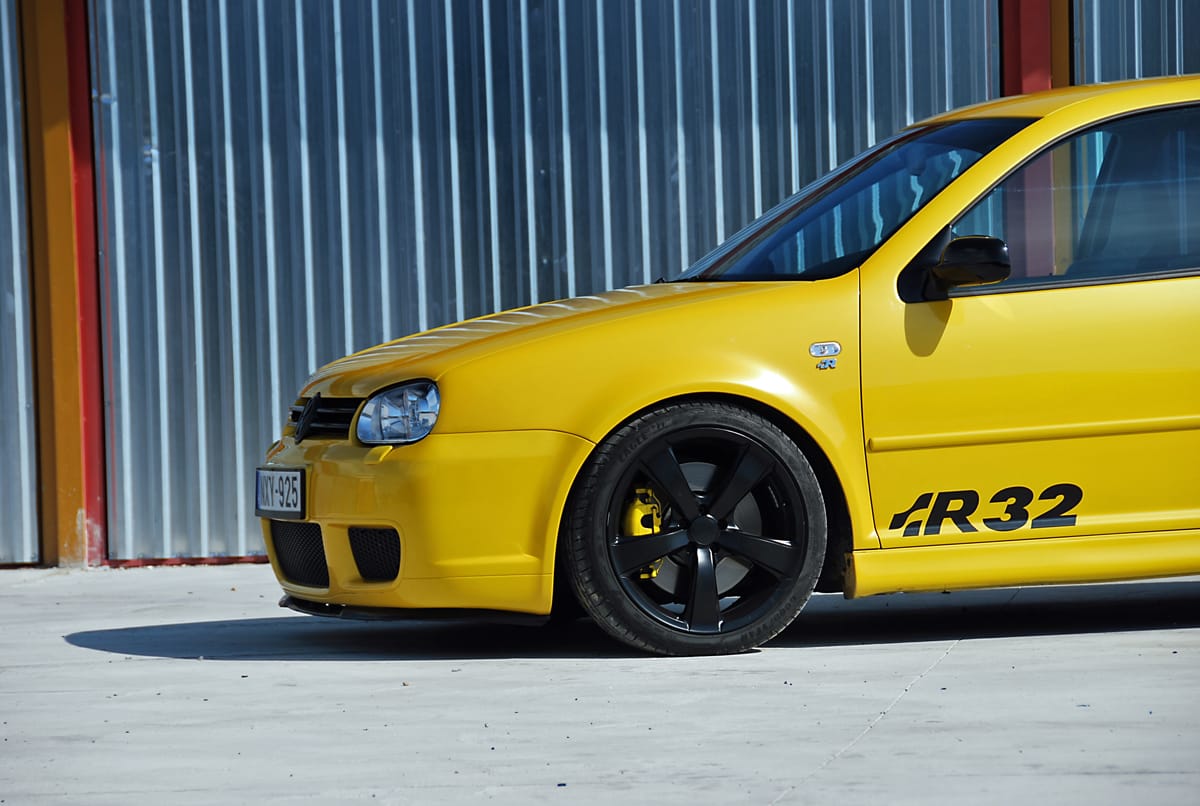 Sárga, mint egy Lamborghini, csak ez ritkább – kipróbáltunk egy VW Golf R32-t 