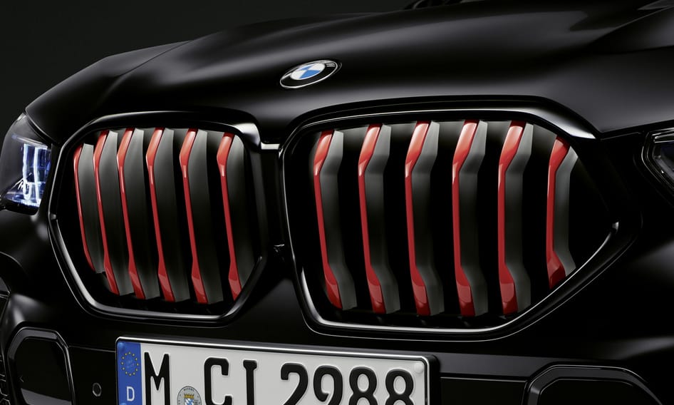 Vörös hűtőráccsal debütáltak a sötét hangulatú legújabb BMW-k