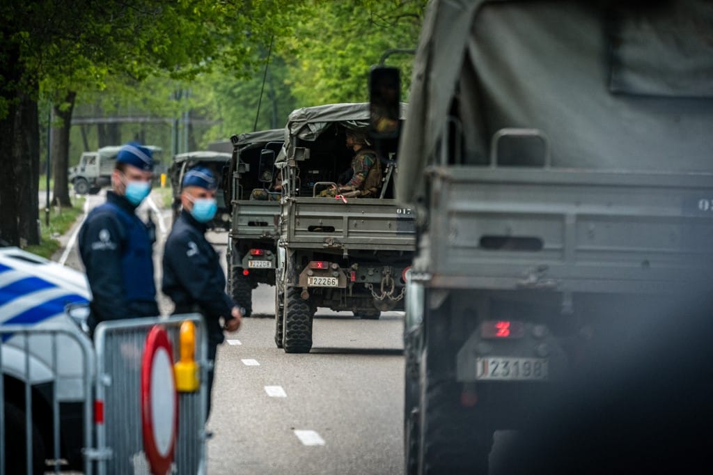 Megfenyegette a legismertebb belga virológust, majd állig felfegyverkezve elbújt egy katona, öt napja keresik