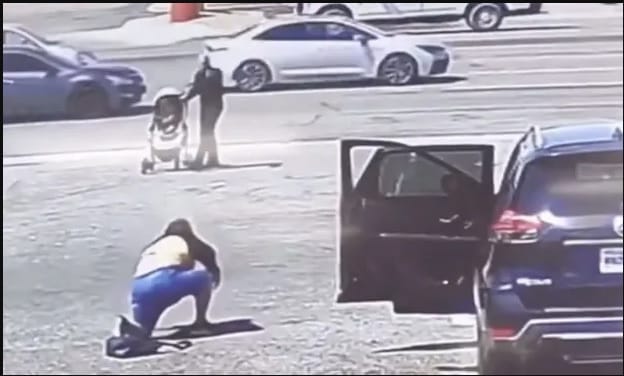 Pillanatokon múlt, hogy ezt a babát sikerült megmenteni attól, hogy a nagy forgalmú úton kössön ki – videó