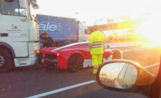 Megtörtént az új hiper-Ferrari első közúti balesete - fotó