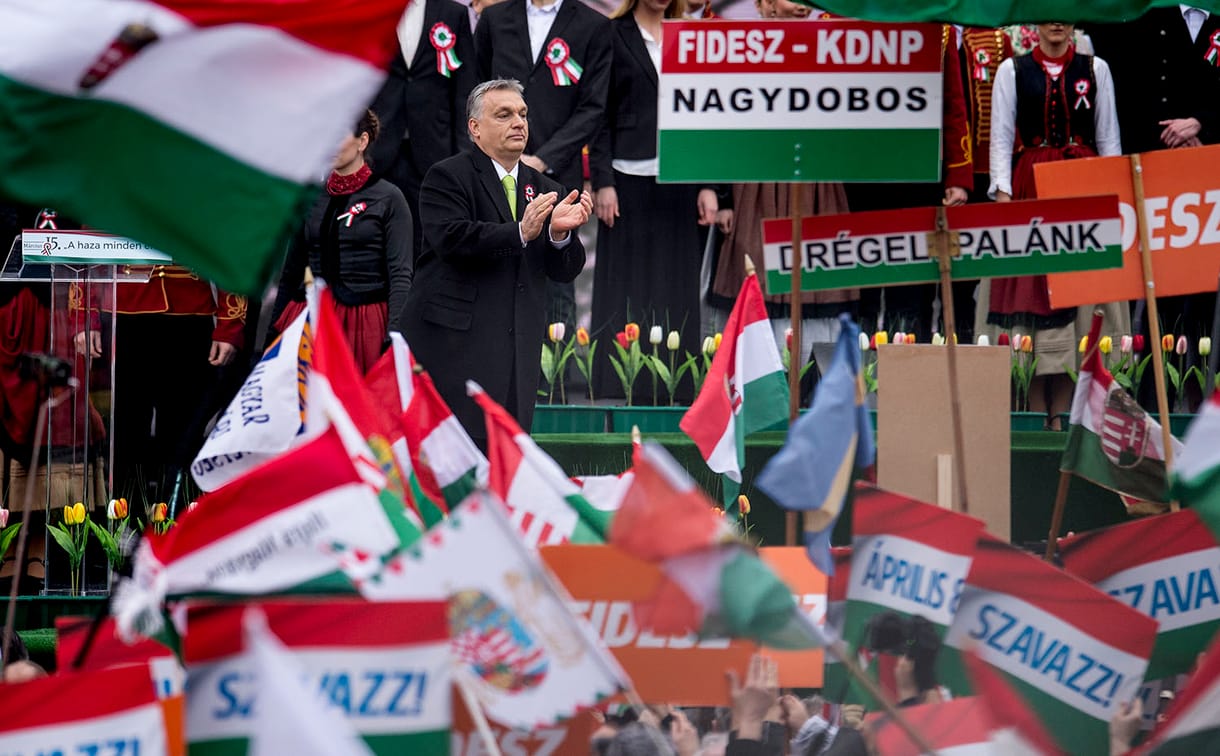 Az Andrássy út–Bajcsy-Zsilinszky út sarkán beszél Orbán Viktor a Békemeneten