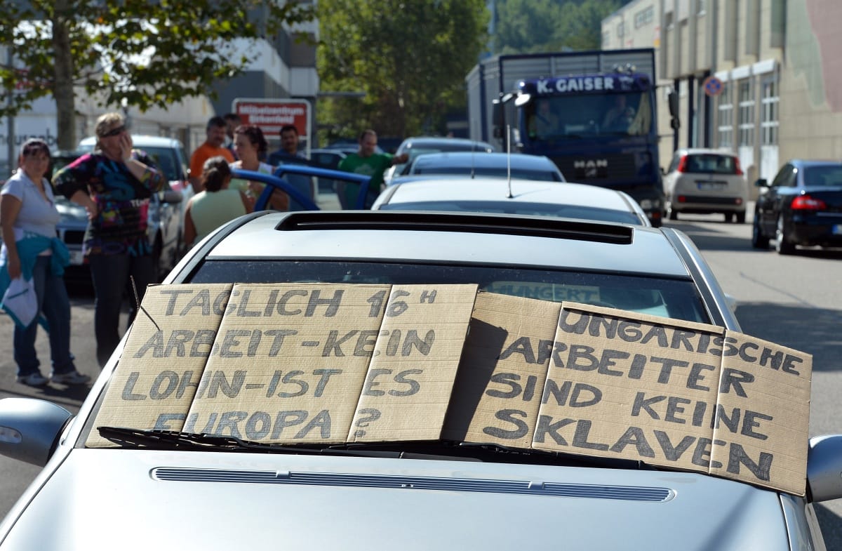 Bérük ötödével küldik haza a tüntető magyar henteseket