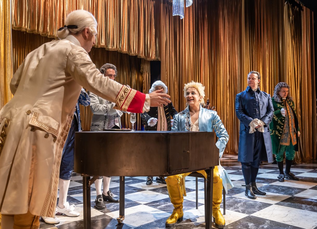 Az őrült zseni vagy az udvari nyalonc? – a Pesti Színház előadásán újra párbajt vív Mozart és Salieri