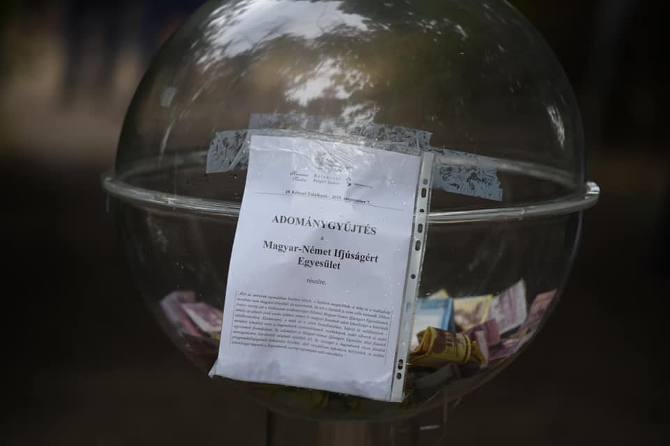 Nincs sumákolás: átlátszó gömbben adakozhatnak a német-magyar kapcsolatoknak Kötcsén