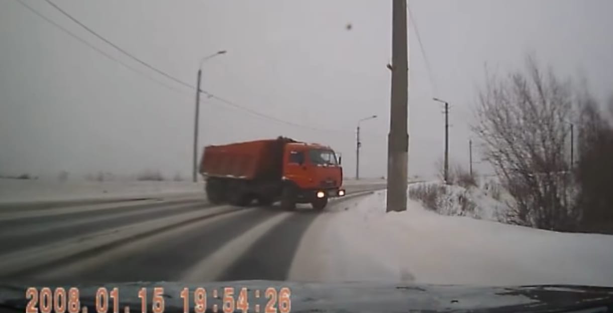 Keresztbe csúszott a teherautó a havas úton, a személyautó mégis megúszta – videó