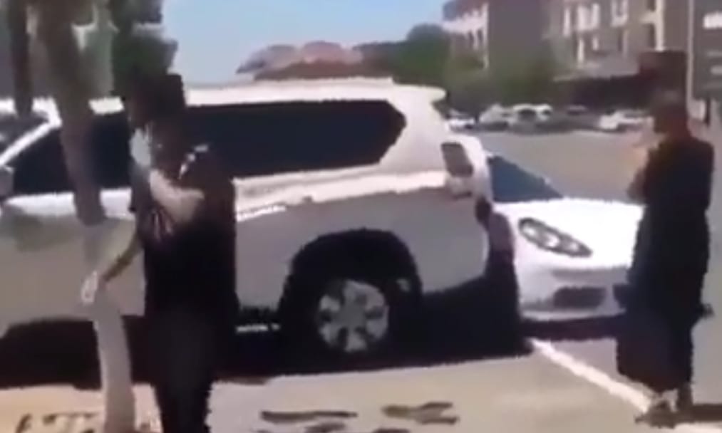 Videó: Így tessékeli odébb egy terepjárós a rossz helyen parkoló Porschét