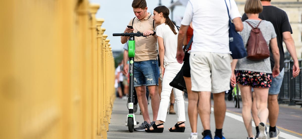 A kínaiak kitaláltak egy megoldást arra, hogy ne legyenek tele a városok szertehagyott elektromos rollerekkel