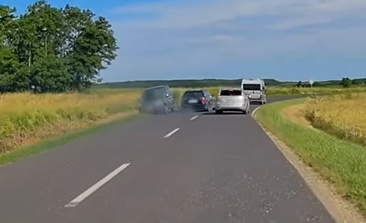 Érthetetlen előzésbe kezdett egy autós, hatalmasat kellett mentenie a szemből érkezőnek – videó