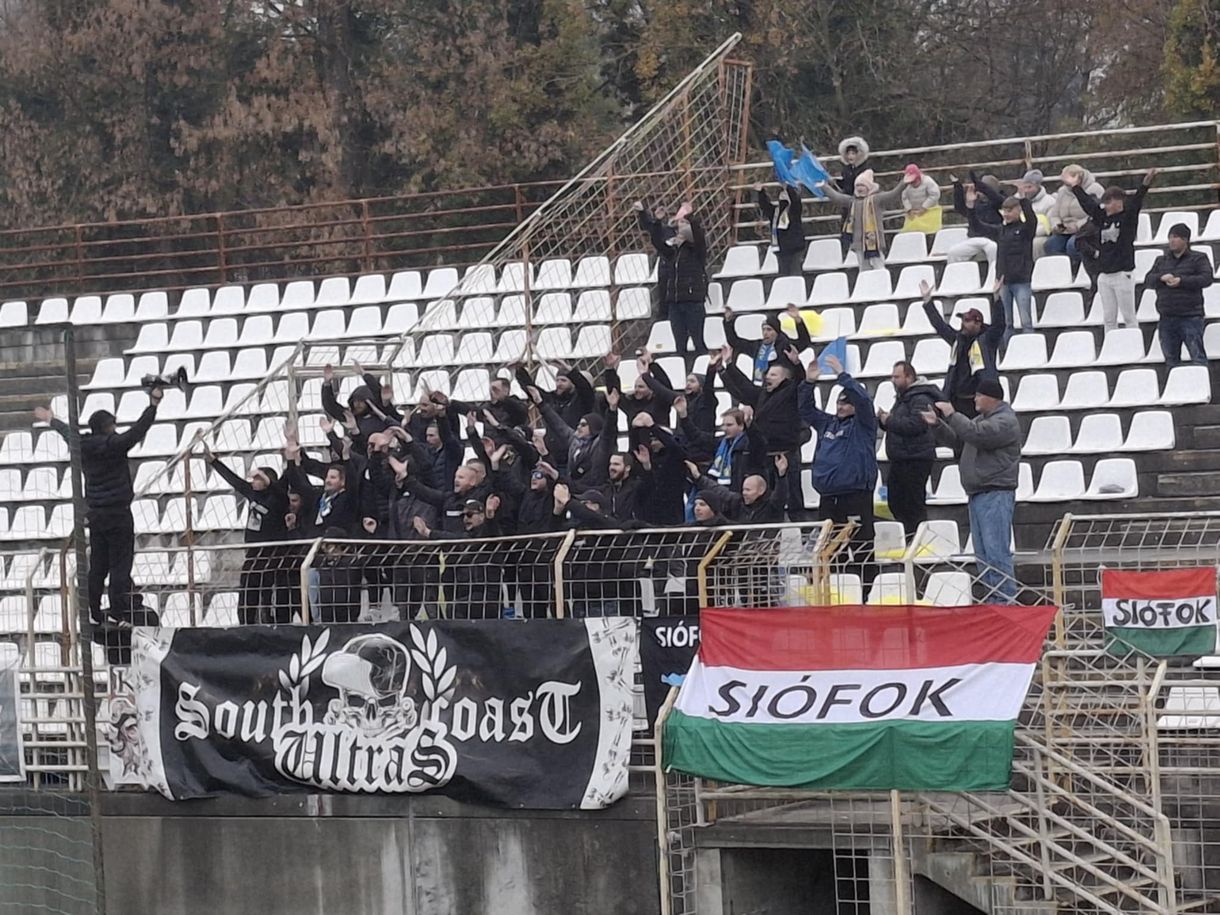 Balhéba torkollott az NB III. somogyi derbije, egy szurkolóhoz mentőt kellett hívni
