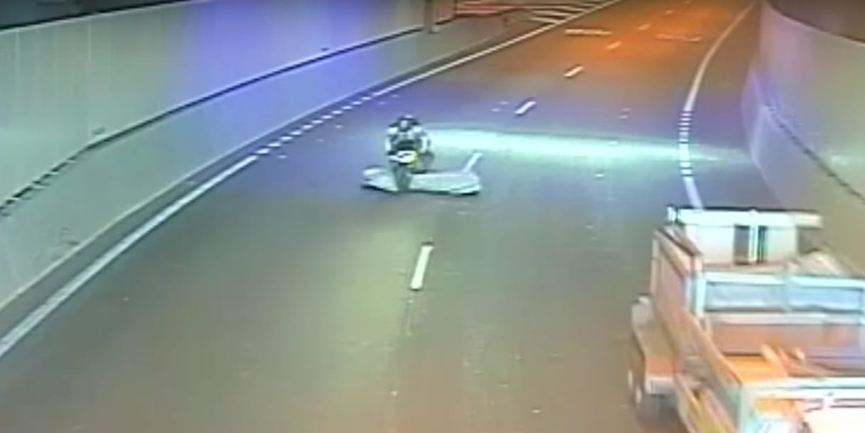 Komoly balesetet úszott meg a motoros, de hogyan – videó