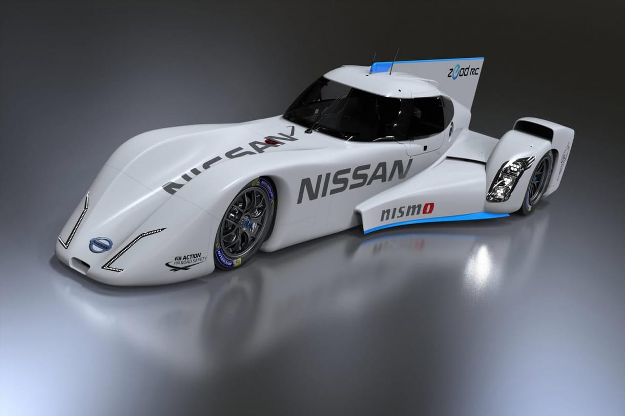 Rajtra kész a Nissan űrhajónak kinéző versenyautója