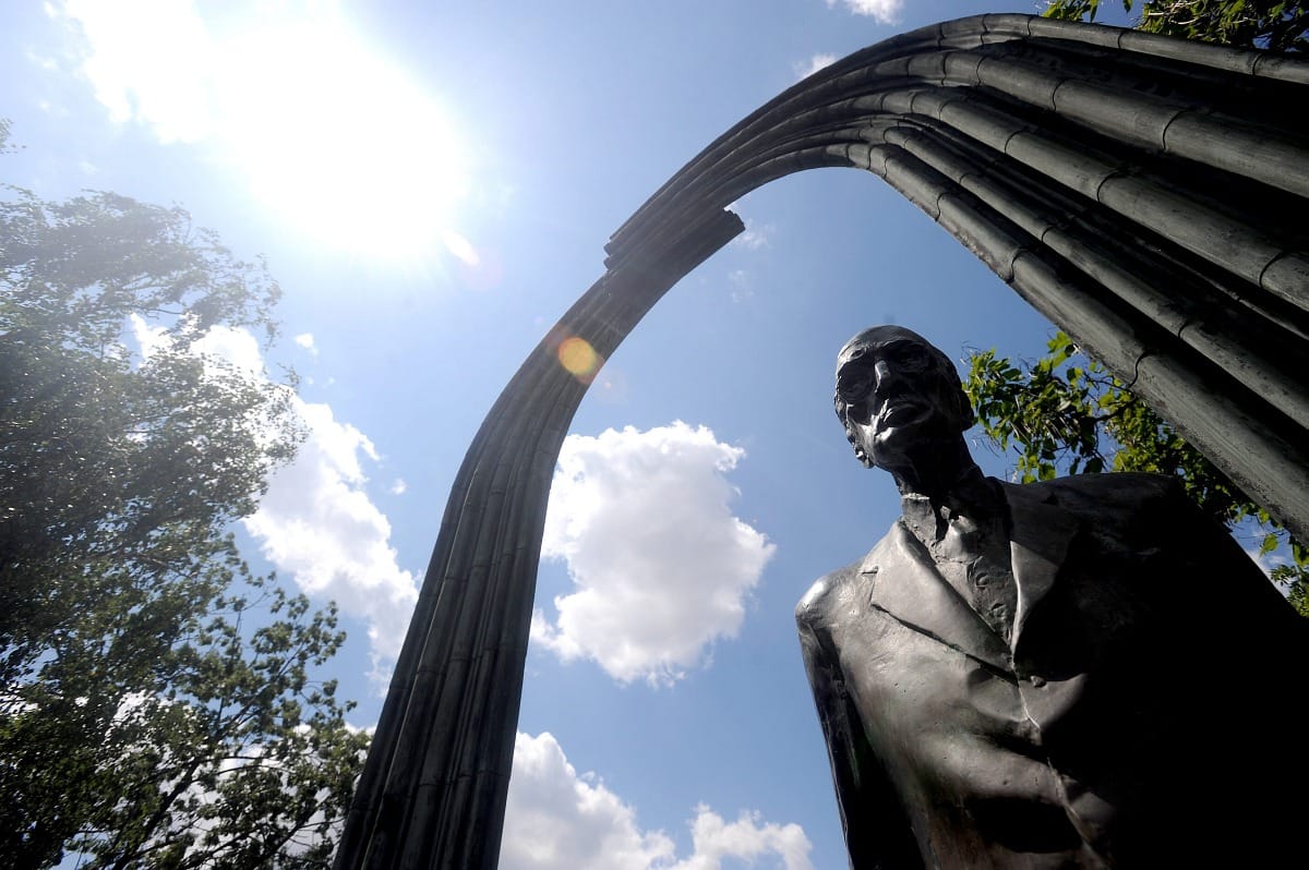 Gyertyákkal világítanák meg Károlyi szobrát